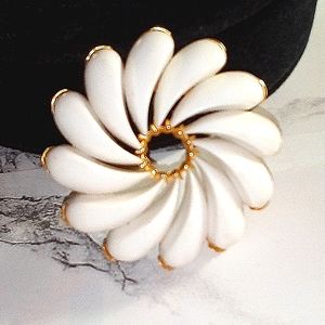 Beautiful Vintage Gold Tone and White Floral Design Brooch